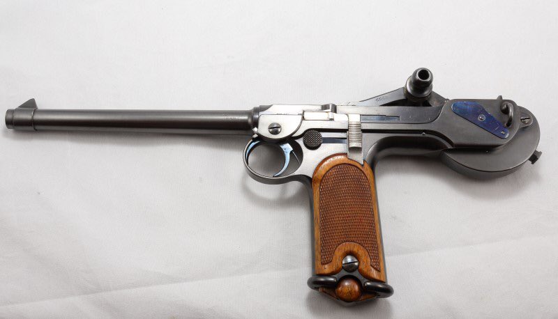 emonok1's tweet image. ボーチャードピストル:1893年にドイツで開発された世界初の実用自動拳銃とされる銃。ライフル等のトグルアクションと呼ばれる機構を片手で持てるサイズまで縮小。口径7.65mm。拳銃としては重過ぎて実用的ではなかったため、小型に改良されたものがルガーP08。https://t.co/nl2XHU7TLC