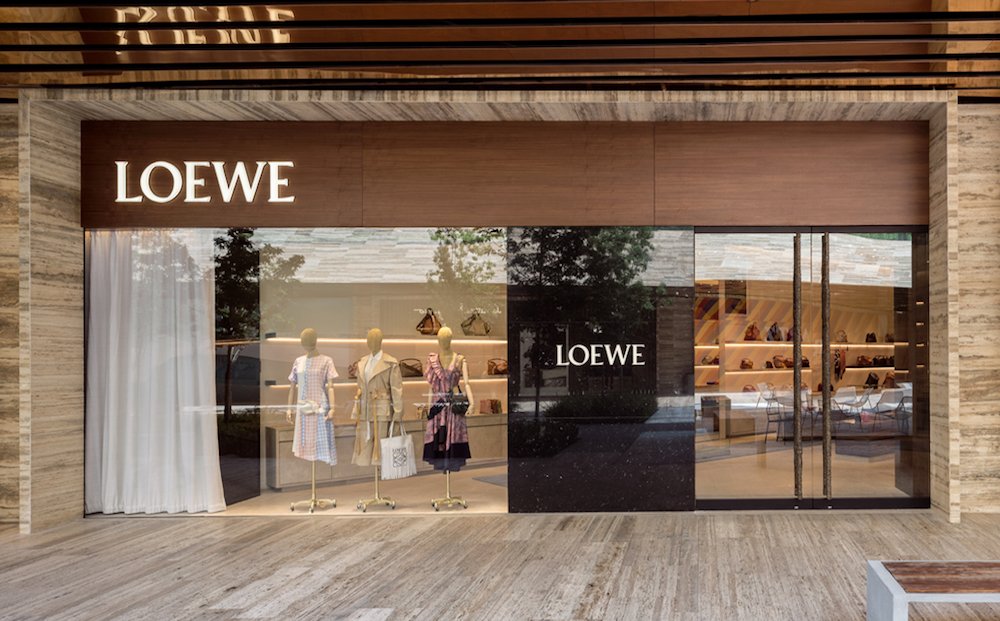 oscar_report's tweet photo. LOEWE abre su primera flagship store en MÉXICO!
https://t.co/nkuA8OLpp0 #LOEWE #artzpedregal #rlreport #modaenmexico #luxurystores #flagshipstore https://t.co/WgfNuvuphF