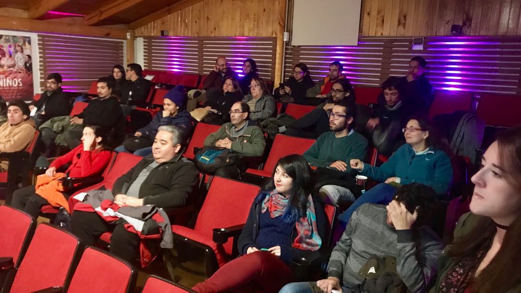 cheques_matta's tweet photo. Agradecemos a @cinetheoz por acoger de forma tan cercana a #chequesmatta. Ayer fue el estreno en este lugar mágico de Chillán y estuvimos con @leocontrerasb, Francisco Mena y @sixtovaldes.
Recuerden que hoy y el sábado podrán ver el documental a las 18 hrs. en Av. Libertad 723. https://t.co/5QJ5Noqgp8