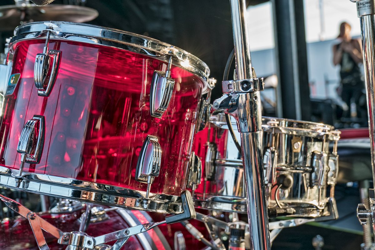 LudwigDrumsHQ's tweet image. More shots of Ludwig artist Jon Theodore's (Queens of the Stone Age) battle tested Red Vistalite kit up close and personal. 🔥 🔥 🔥