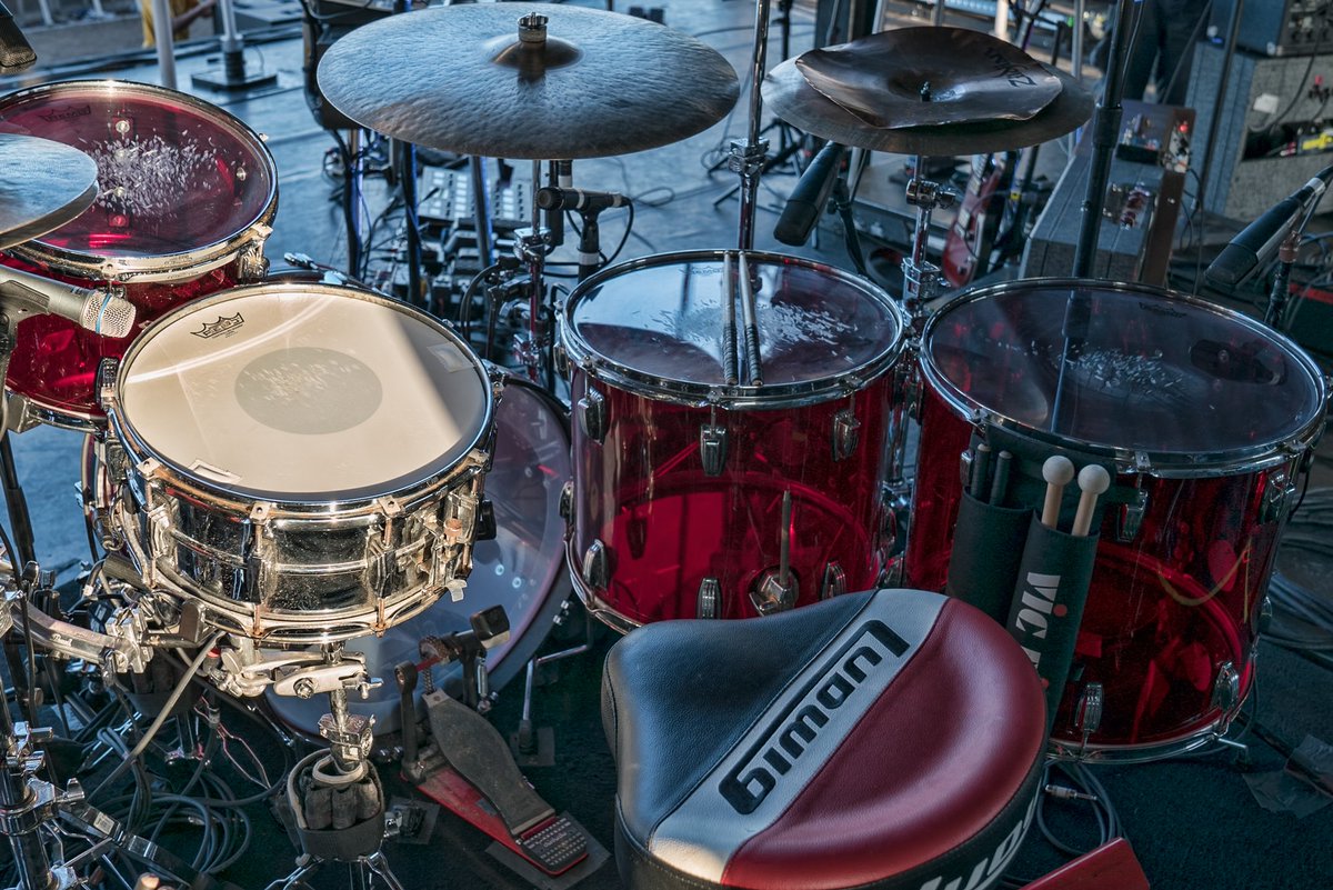 LudwigDrumsHQ's tweet image. More shots of Ludwig artist Jon Theodore's (Queens of the Stone Age) battle tested Red Vistalite kit up close and personal. 🔥 🔥 🔥