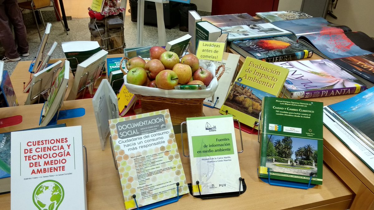 O día 5 de xuño celébrase o #DíaMundialdoMedioAmbiente e o 8 de xuño o #DíaMundialdosOcéanos. Co gallo destas conmemoracións, na biblioteca universitaria Casa do Patín fixemos unha exposición documental sobre estes temas na planta baixa da biblioteca.