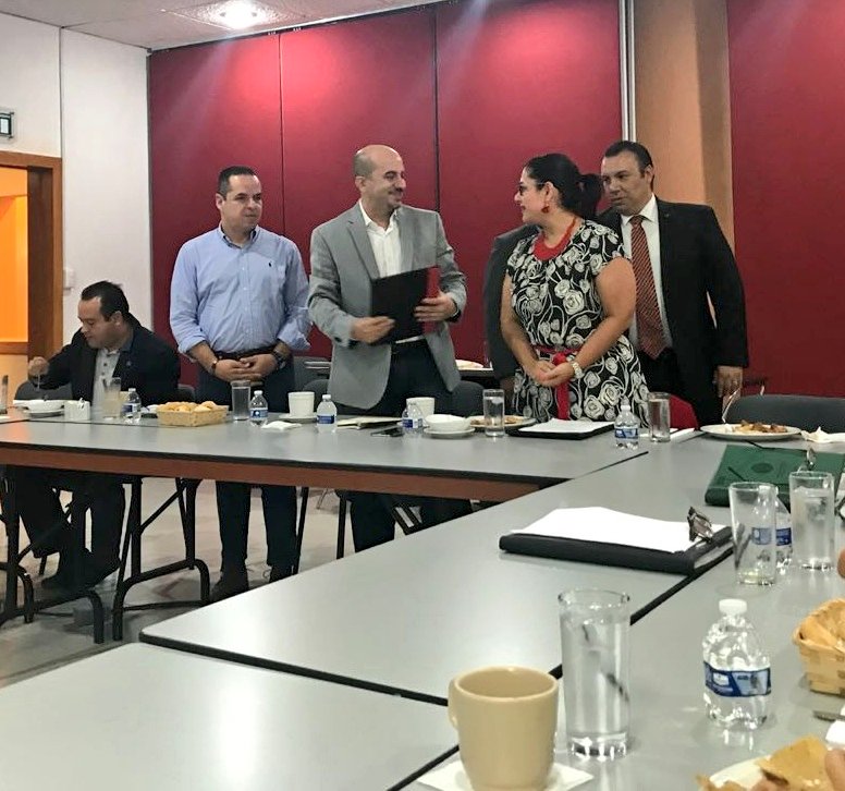 EnriqueV01's tweet photo. Esta mañana participo junto a @DelToroIsmael de un desayuno organizado por el @CCPGuadalajara. https://t.co/lbi9Gkbi2j