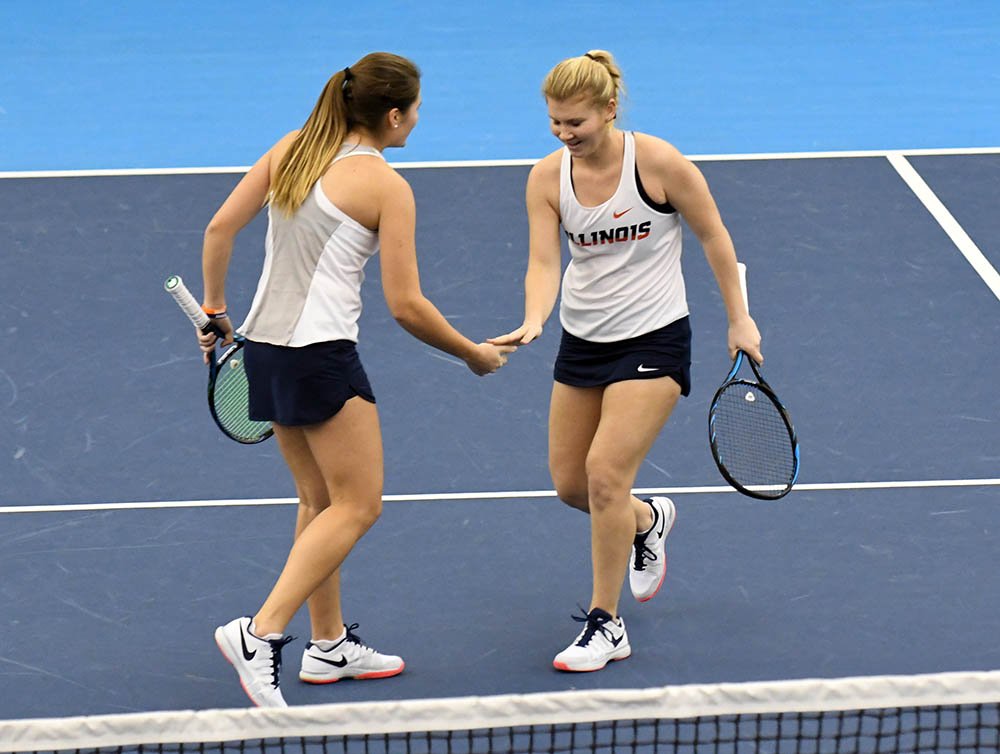 IlliniWTennis's tweet photo. Final #OracleITARankings 

2️⃣0️⃣ - #Illini  
7️⃣2️⃣ - @jswitkes 
1️⃣0️⃣0️⃣ - @MiaRabinowitz 
5️⃣4️⃣ - @sashabelaya1 / @DanielaPedrazaN https://t.co/mU5EMwe6DD