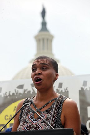 nancy_shia's tweet image. Amazing chanteuse Courtney Dowe sings in front of US Capitol for the #PoorPeoplesCampaign in Washington DC.  @OhioPPC @CaliforniaPPC @PennsylvaniaPPC @FloridaPPC @ArkansasPPC @MichiganPPC @UniteThePoor @WashInformer @MNPPCampaign @PPCUalbany @StandUp_FreeDC @standup_KC @VTPPC