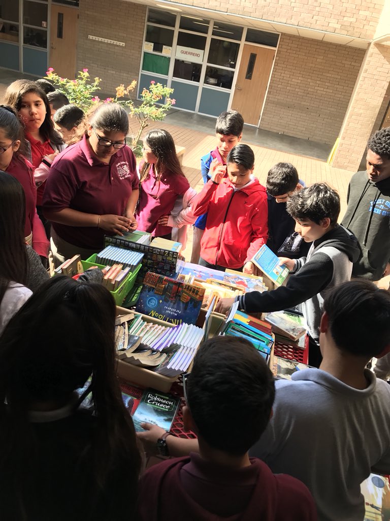 natwithherbooks's tweet photo. Today has been such a success! A book in every single hand! That’s over 1,000 books that have found homes for the summer! Kicking the summer reading slide-back right out the door! #StehLIT #AldineLit #LitInGold https://t.co/pJuUaL579O