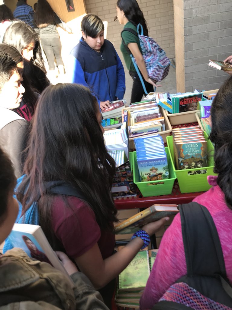 natwithherbooks's tweet photo. Today has been such a success! A book in every single hand! That’s over 1,000 books that have found homes for the summer! Kicking the summer reading slide-back right out the door! #StehLIT #AldineLit #LitInGold https://t.co/pJuUaL579O