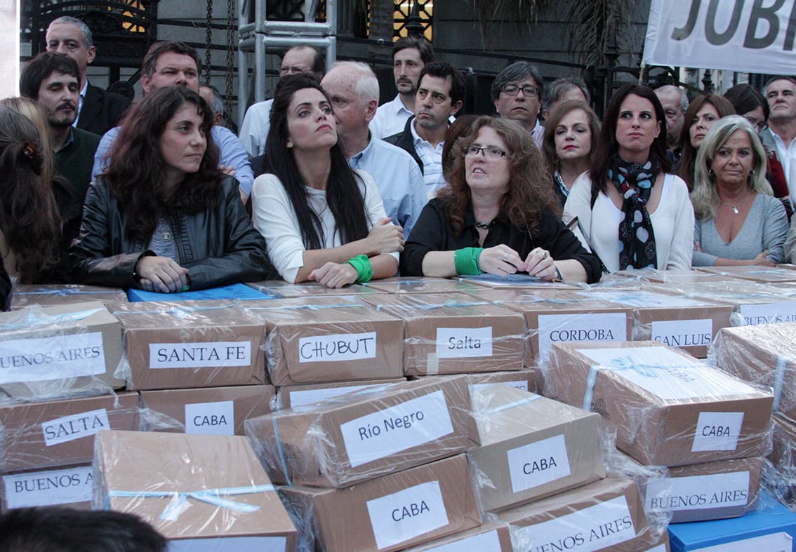 UyOLomas's tweet photo. Ayer se hizo entrega en el Congreso de mas de #UnMillonDeFirmasContraLaReformaPrevisional y al ajuste a lxs jubiladxs, a la AUH y a las pensiones.
Pedimos que se derogue la ley aprobada en diciembre en medio de la fuerte represión a los manifestantes que rechazaban la aprobación. https://t.co/yxwnhG6R2z