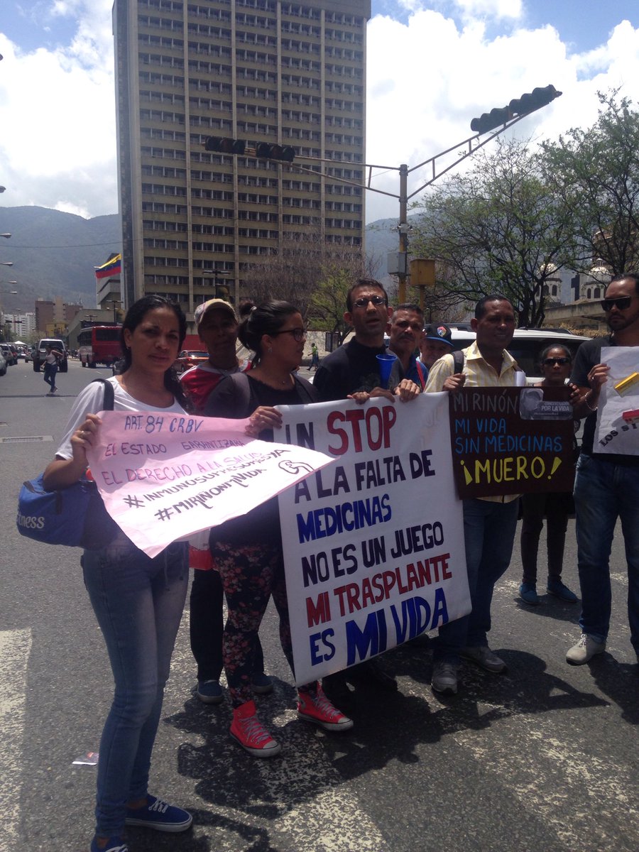 Pacientes renales protestan por falta de medicamentos @XabierCosco @AlbertoRT51 @DiarioTalCual