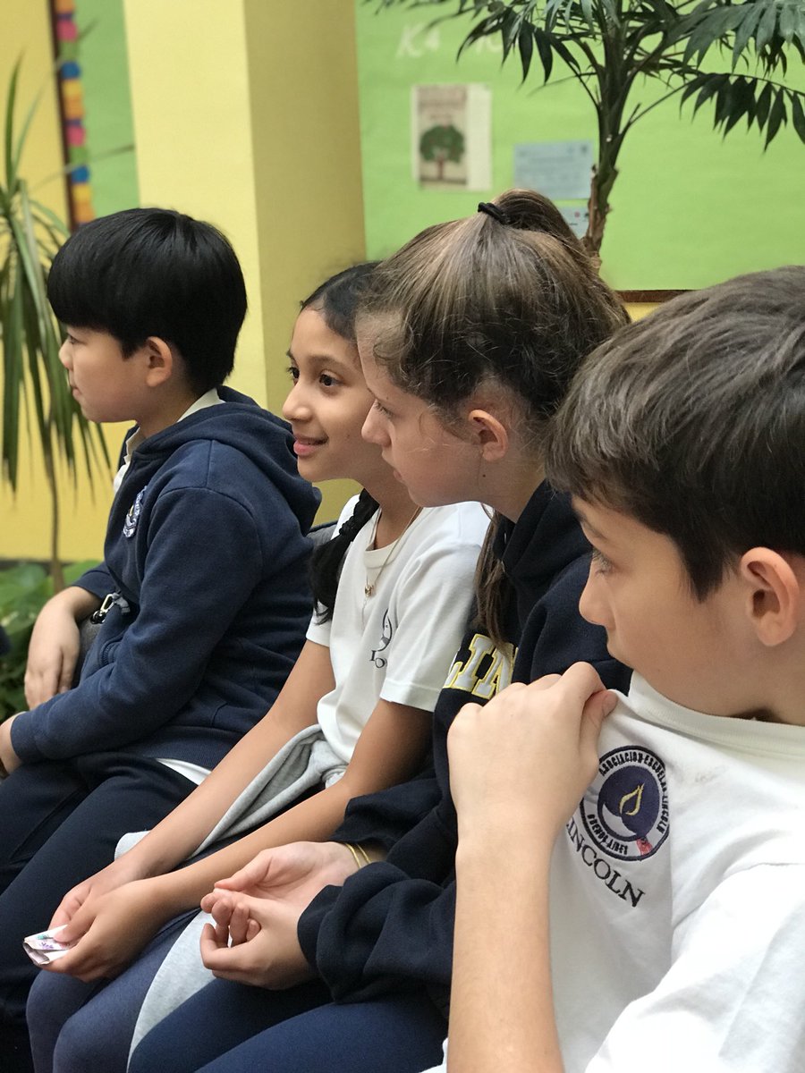 holagregory's tweet photo. #aelincoln Author/Artist marvels Grade 4! https://t.co/4wnsWxnzuW