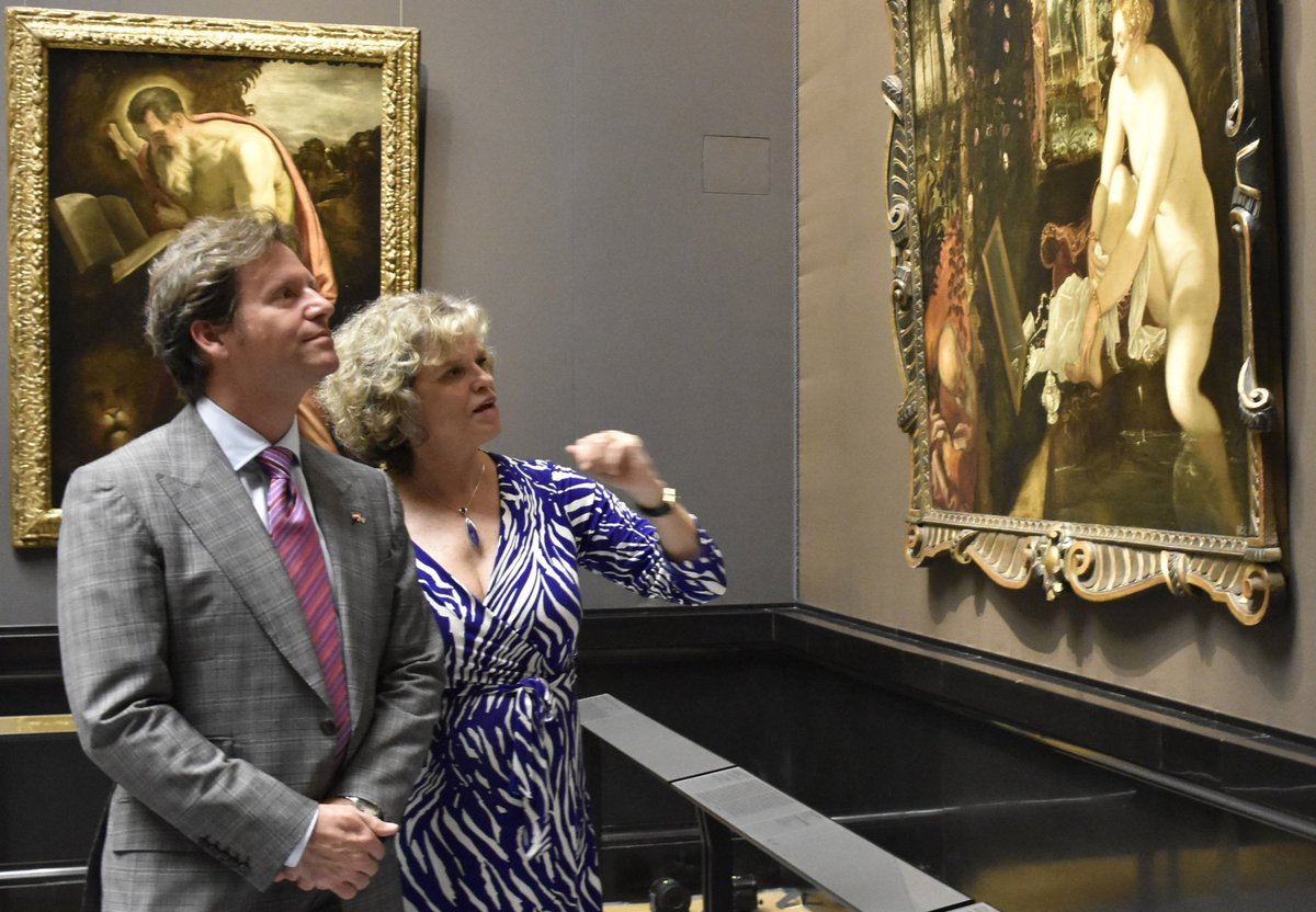 U.S. Embassy Vienna (@usembvienna) on Twitter photo Bei seinem Besuch im <a href="/KhmWien/">KunstMuseumWien</a> bewunderte Botschafter Trevor Traina besondere Exponate der Sammlungen und sprach mit Generaldirektorin #SabineHaag über geplante Ausstellungen, wie die von US-Regisseur #WesAnderson und dessen Frau #JumanMalouf kuratierte Schau im kommenden Herbst. Bei seinem Besuch im <a href="/KhmWien/">KunstMuseumWien</a> bewunderte Botschafter Trevor Traina besondere Exponate der Sammlungen und sprach mit Generaldirektorin #SabineHaag über geplante Ausstellungen, wie die von US-Regisseur #WesAnderson und dessen Frau #JumanMalouf kuratierte Schau im kommenden Herbst.