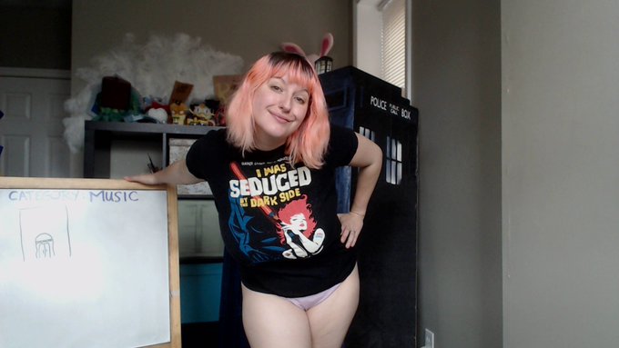 Here I am for my last daytime show! We're hanging out on MFC today!  https://t.co/mp8SXniXfZ https://t