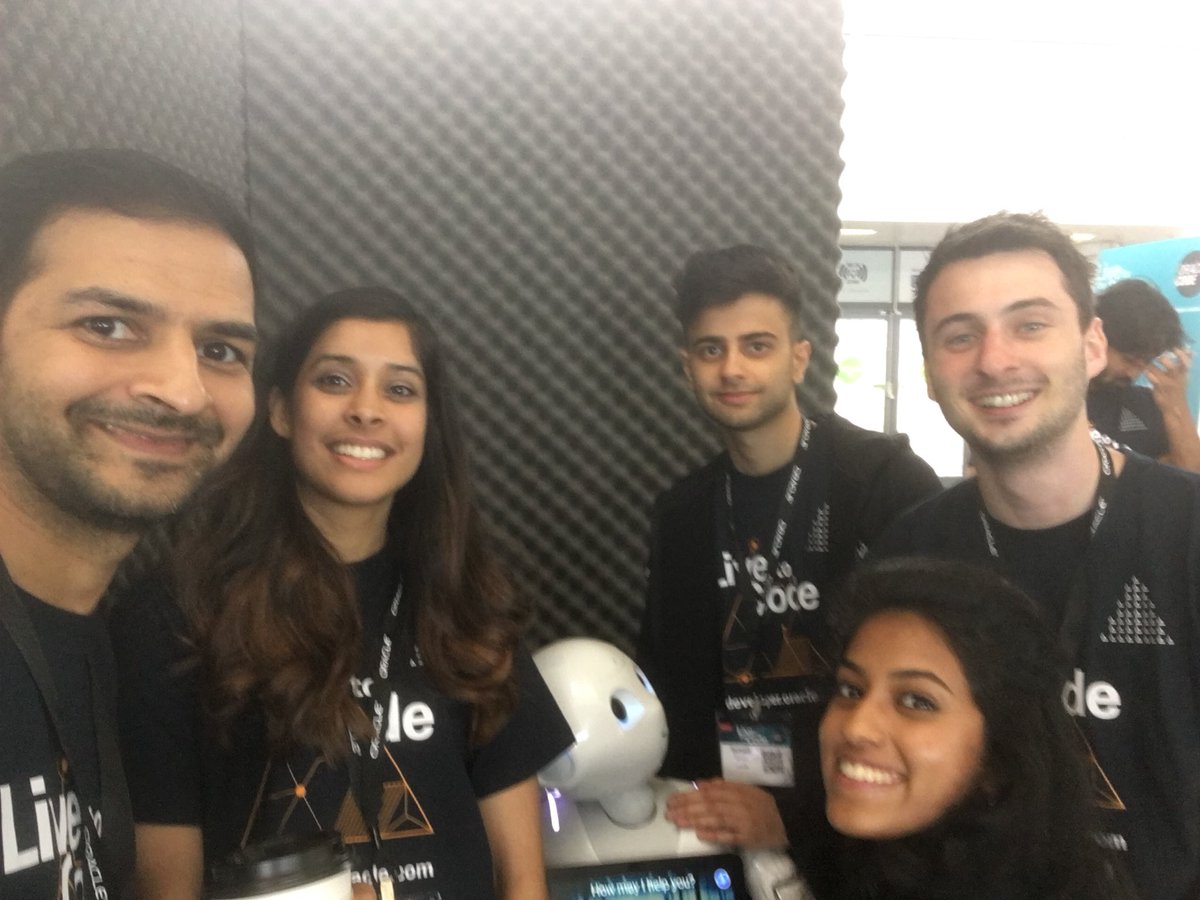 SidJoshi_uk's tweet image. Awesome time with @ChrisJWing @s_lahini @NLad95  and pepper bot and nao bot @Oracle code #odevcommunity #oraclecodelondon #oraclecode #omce