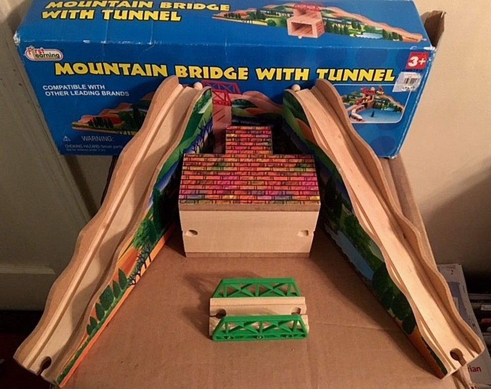 thomas wooden railway mountain tunnel set
