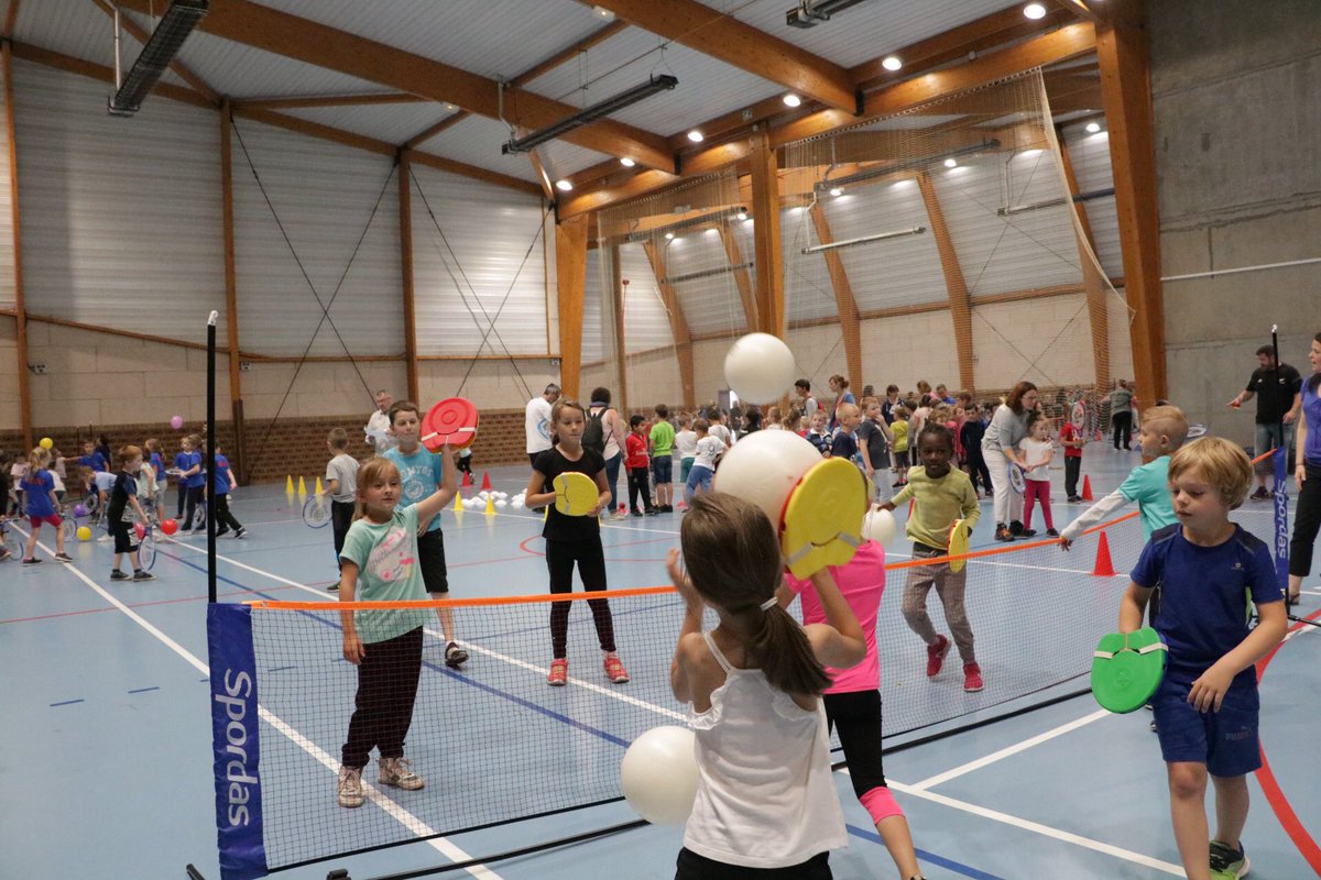 USEP62's tweet photo. #RencontreUSEP #TennisPetits Aujourd'hui plus de 300 petits ont pris part à des ateliers de tennis à @beuvry62 : vole-vole, le tennisman, la chistera, l'étoile et bien d'autres !.. Tous étaient heureux de pratiquer et découvrir le tennis #vivreensemble https://t.co/NoBUDmQvt0