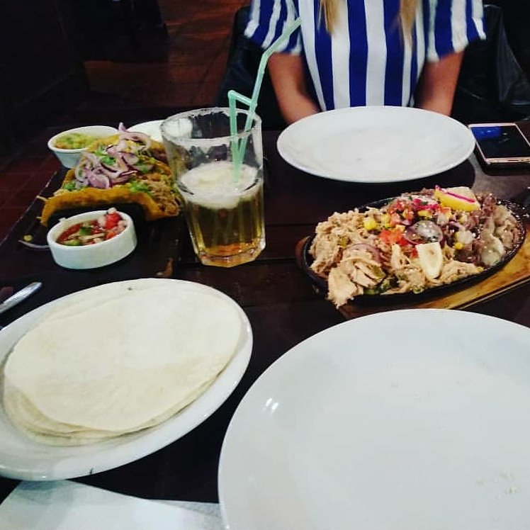 RonDamonramos's tweet photo. Hoy hay 3x1 en porrón de cerveza como todos los MIÉRCOLES ❤️🍺🍺🍺 
Gracias por la 📸 @el22_exe
#fotosdeclientes #mexicanomix #platomexicano #platosmexicanos #restaurantemexicano #comidatexmex #texmex #buenosaires #chavodelocho  #mariachis #nachos #fajitas #tacos #burritos https://t.co/9OpZexBSMx