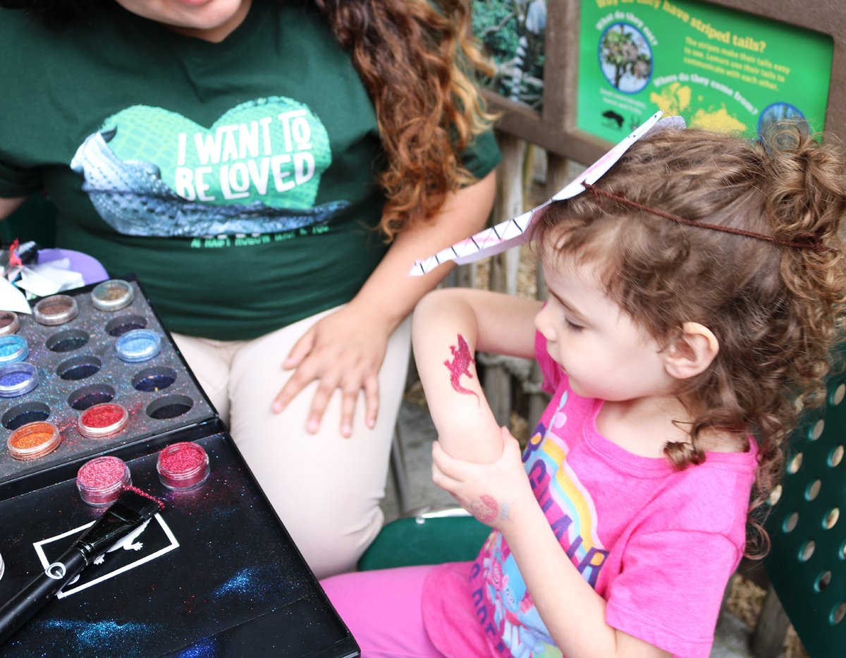 HHPZoo's tweet photo. Our face painters have something new to add a little extra sparkle to your trip to #hhpz. Check out our new alligator glitter tattoos located outside our Picnic Basket. https://t.co/1OZMHdIppe