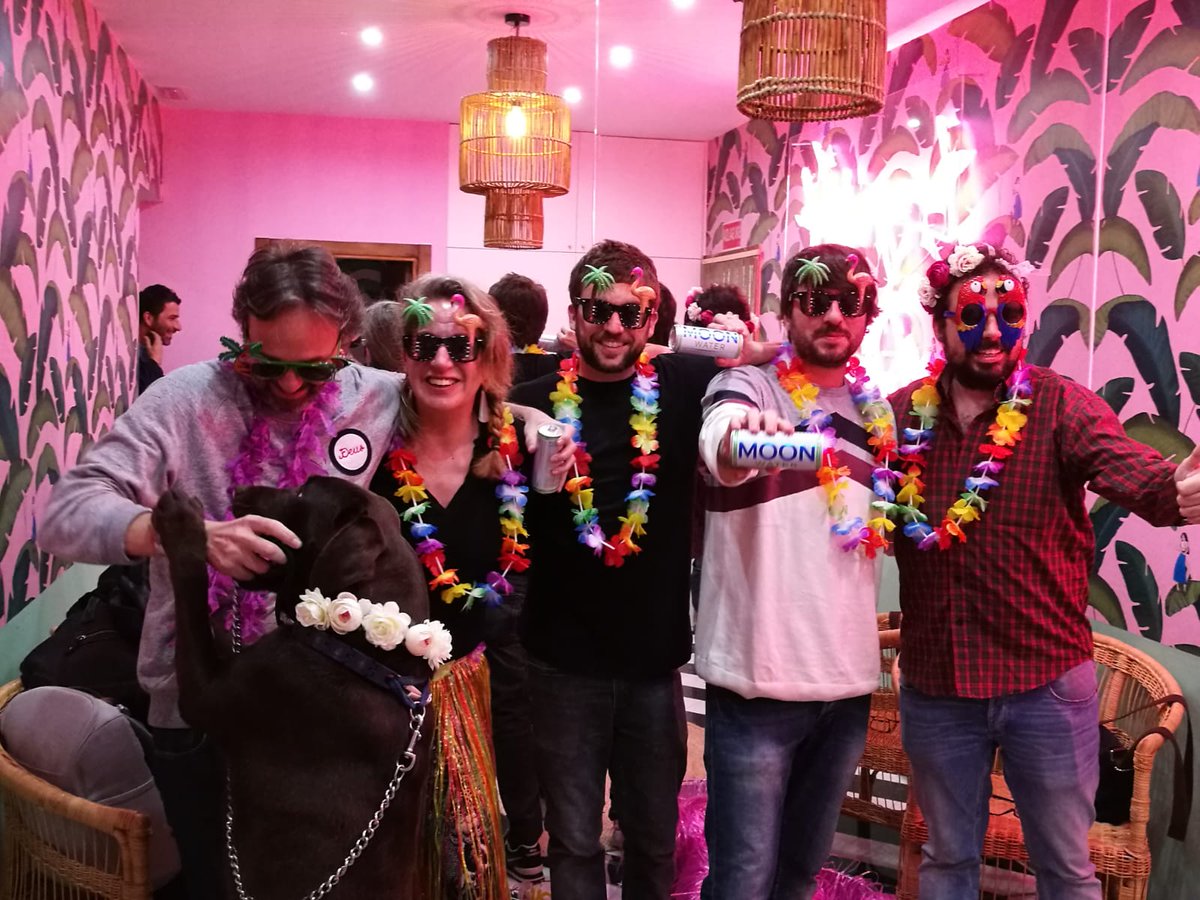 ANAZROS's tweet photo. Ayer celebrando el influjo "La Luna LLena" en Ohana Poke House con @MoonWaterDrink por supuesto!!! https://t.co/89ZEwXWDRD