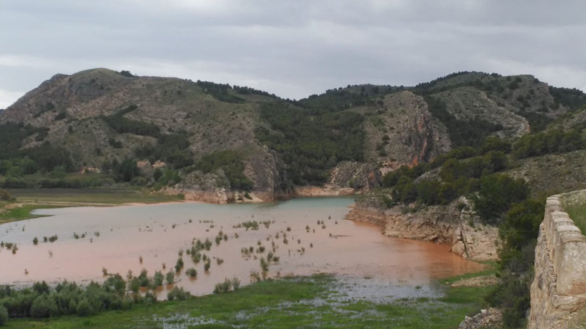 geologicasUCM's tweet photo. llegan fotos desde #Nuevalos. #Sinclinal tumbado y...no llueve!!! https://t.co/1GSYEOuFRn