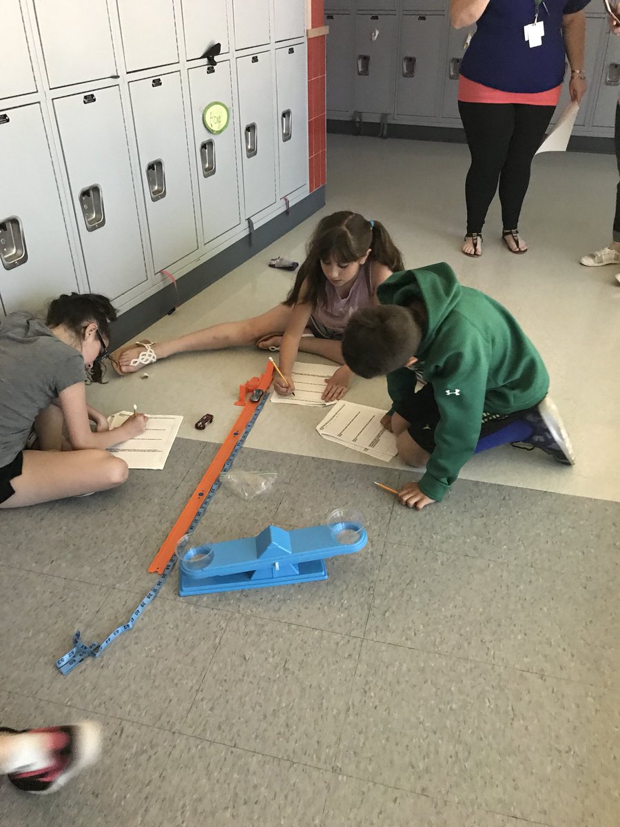 MrsRaymondWES's tweet photo. Exploring potential energy! #beWES #bescientists @WoodlandMilford https://t.co/KG5kfeWdeY