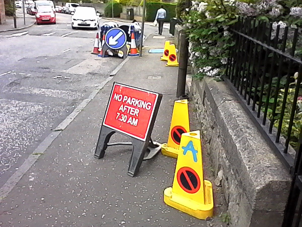 CitizenSnagging's tweet photo. Why do the ROAD SIGNS always have to hog the FOOTPATH??? #WhoPutThatThere https://t.co/gJkj8wfgV9