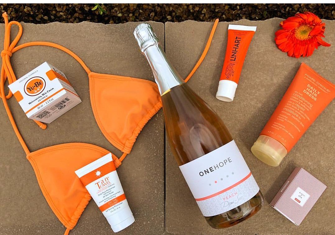 LinhartNYC's tweet photo. #Repost @bebarelybeautiful Standing by for the Sunshine! Been counting on my @tantowel for color lately! Thank you to these brands for hooking me up w my fav things 🧡 @LinhartNYC @eightandbob_ @onehope @mixedchickshair @yubeskincare
#LINHARTNYC #whitenergel #ByDentistsForYou https://t.co/OjkqkEpw3f