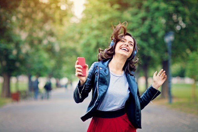 McCollumHearing's tweet photo. “If you can’t hear the world around you when you’re listening to earbuds/music, you may be listening too loud” — Nicole Klutz, Au.D., Phonak Audiology Manager #CommunicationForAll #BHSM https://t.co/074UHZKOxq