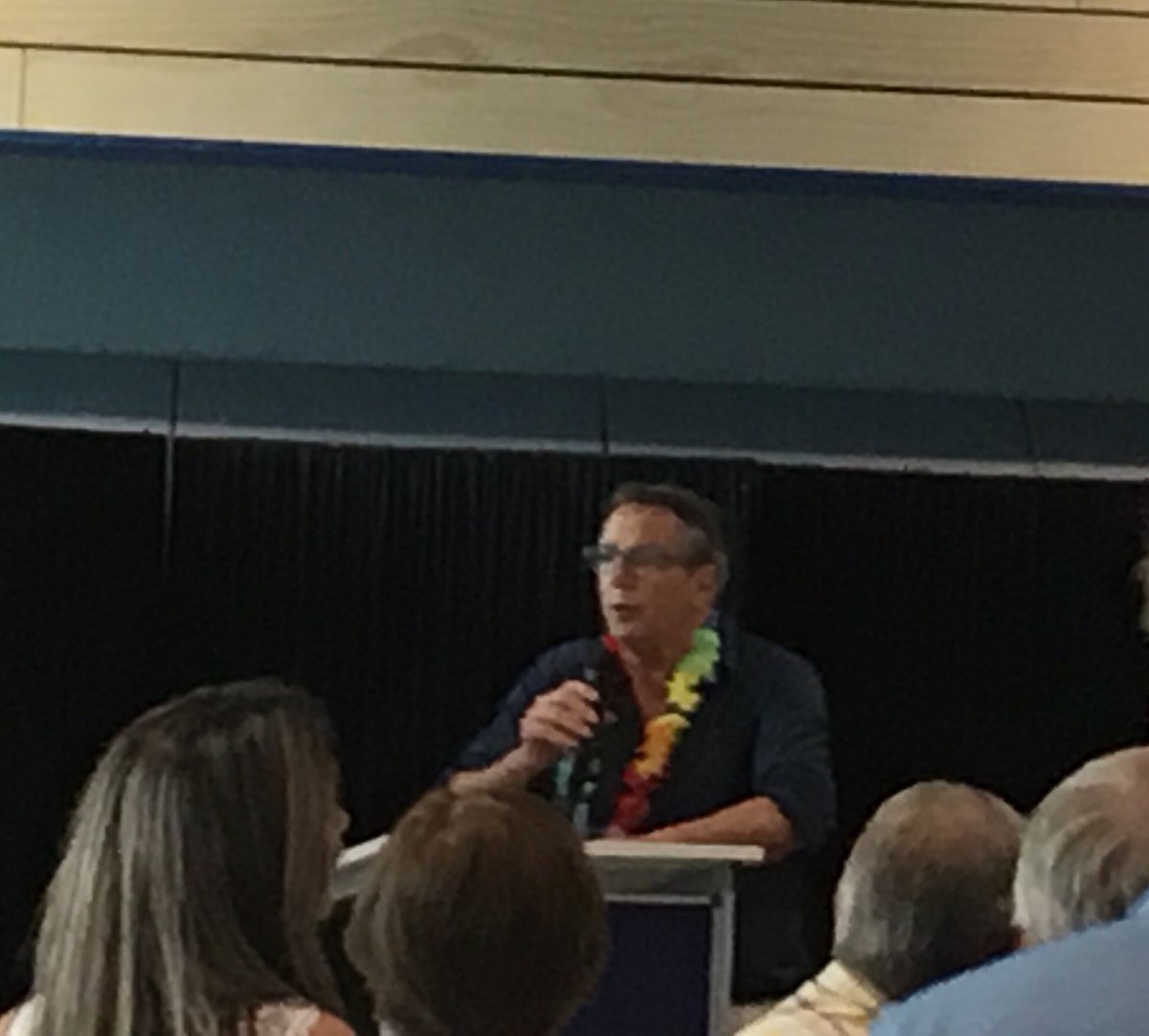 Vandaag man uitgezwaaid die 42 jaar verbonden is aan <a href="/heliconNL/">Helicon Opleidingen</a> &amp; 11 jaar daarvan fungeerde als directeur <a href="/vmbodenbosch/">HeliconVMBO DenBosch</a>. Man die leerlingen uit <a href="/shertogenbosch/">'s-Hertogenbosch</a> liefkozend benaderde als waren zij een Bossche Bol “zacht van binnen en puur van buiten”. Henk Cuppen bedankt voor alles