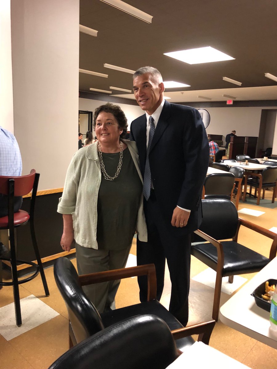 NYS_OGS's tweet photo. Commissioner Destito greets former @Yankees manager Joe Girardi here at the #EmpireStatePlaza! ⚾️👍 https://t.co/4o77S6lSQL