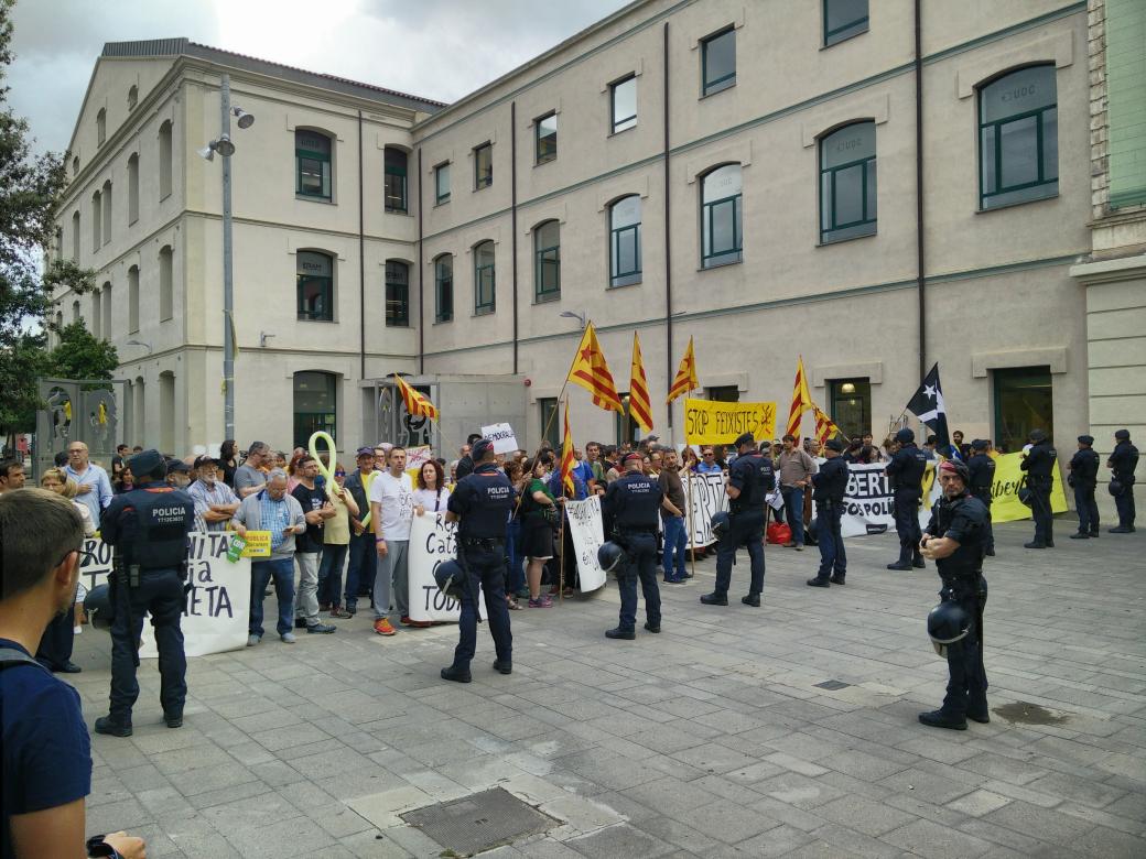 Concentració antifeixista a #Salt
#forafeixistes #niaquinienlloc
#SaltAntifeixista <a href="/EAntiracista/">Espai Antiracista</a> @CanviemSalt <a href="/euia_salt/">EUiA</a>