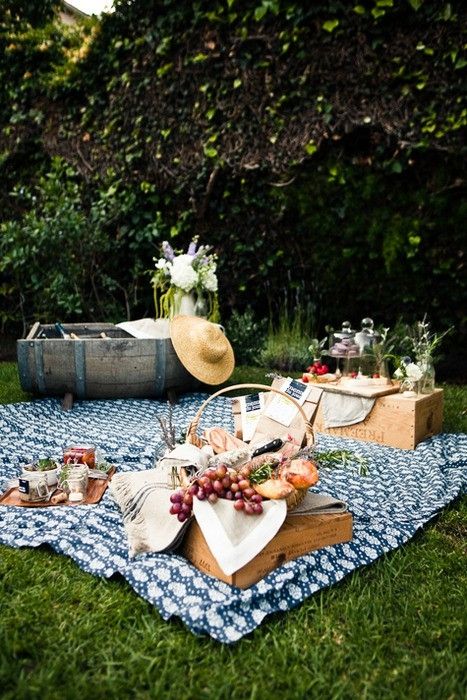 vinhosverdes's tweet photo. #NationalPicnicWeek begins today! Remember to pack a bottle of #VinhoVerde - with fresh white fruit flavours, it’s a great wine to bring on a picnic. https://t.co/xGrIChtPE6