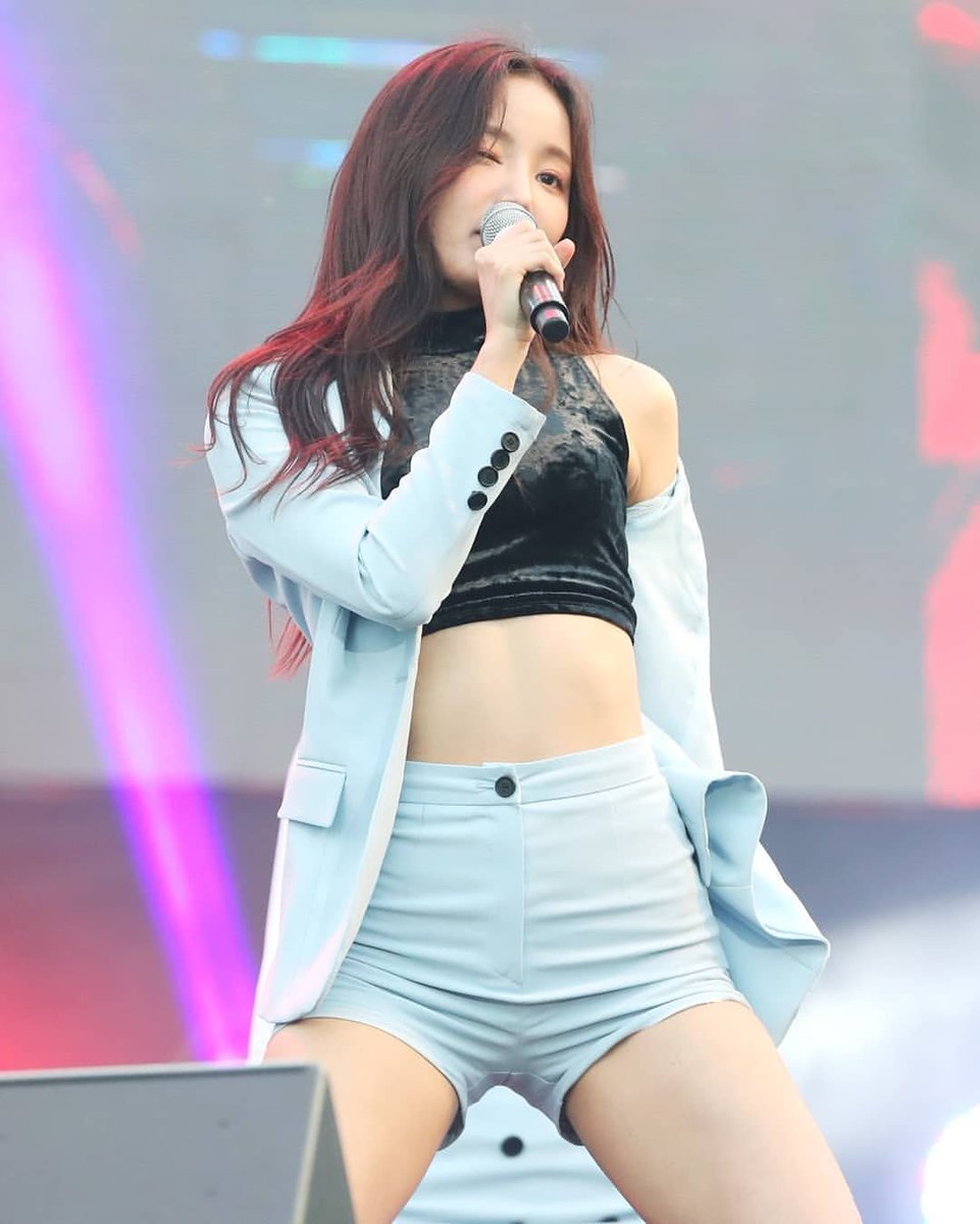 aleynsarcosm's tweet photo. did someone already watched this? because this is the best fancam of her that I've ever seen so far 😍 also check Jane's reaction while Yeonwoo doing it completely in this part 🔥 I'm speechless 😵❤️💯 #Yeonwoo #Momoland #MomolandYeonwoo #LeeDaBin https://t.co/ofUClPM972