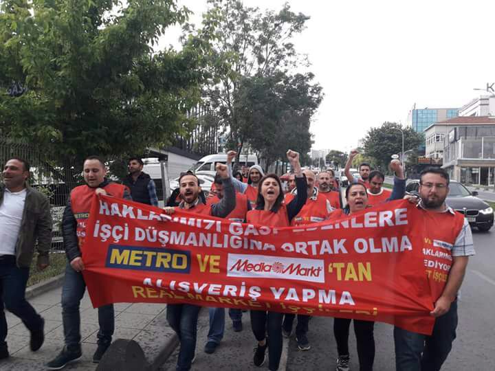 nilufer_aldemir's tweet photo. #HdpEşBaşkanlarıFoxta aylardır Real işçileri gasbedilen yasal tazminat haklarıni almak için meydanlarda savaş veriyor.ama nedense herkes üç maymunu oynuyor.adalet mağdur edilen işçiden yanami olmali,yoksa güçlü patronlardan yanami https://t.co/3nhWWlAXfm