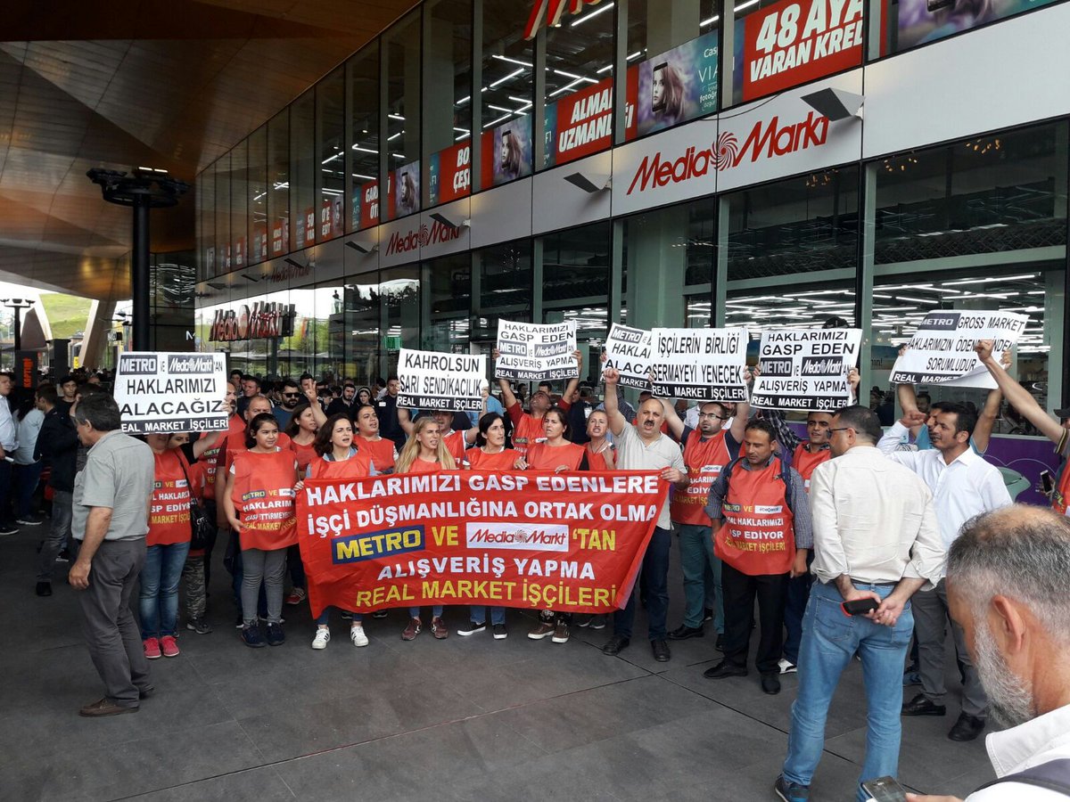 nilufer_aldemir's tweet photo. #HdpEşBaşkanlarıFoxta aylardır Real işçileri gasbedilen yasal tazminat haklarıni almak için meydanlarda savaş veriyor.ama nedense herkes üç maymunu oynuyor.adalet mağdur edilen işçiden yanami olmali,yoksa güçlü patronlardan yanami https://t.co/3nhWWlAXfm