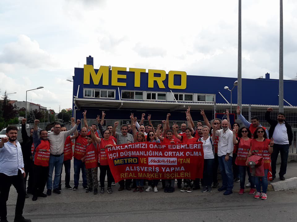 nilufer_aldemir's tweet photo. #HdpEşBaşkanlarıFoxta aylardır Real işçileri gasbedilen yasal tazminat haklarıni almak için meydanlarda savaş veriyor.ama nedense herkes üç maymunu oynuyor.adalet mağdur edilen işçiden yanami olmali,yoksa güçlü patronlardan yanami https://t.co/3nhWWlAXfm