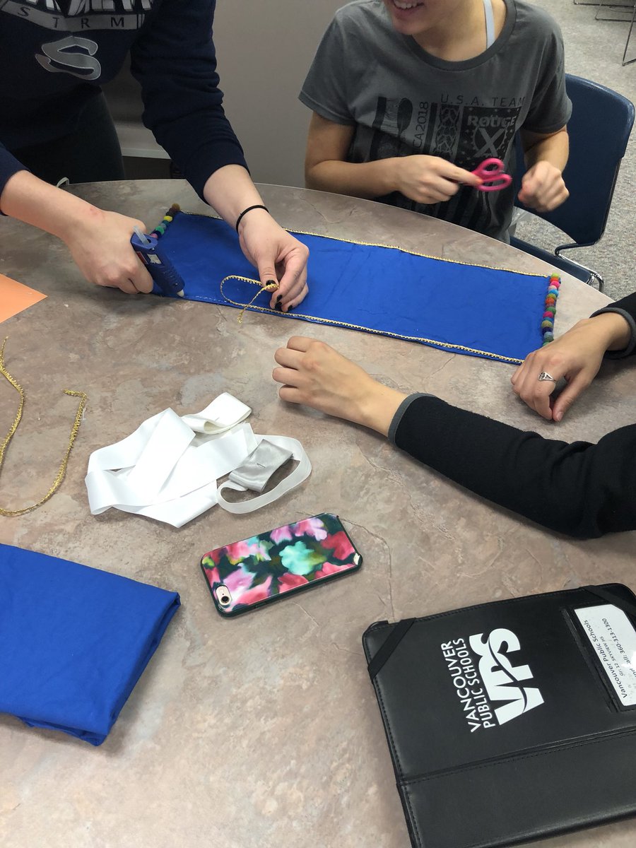 TraciChun's tweet image. Building @birdbraintech Hummingbird robots with AP Psych students this week. Ready to see a robot respond to a phobia? Stay tuned!! #shswelearn #weLearnVPS