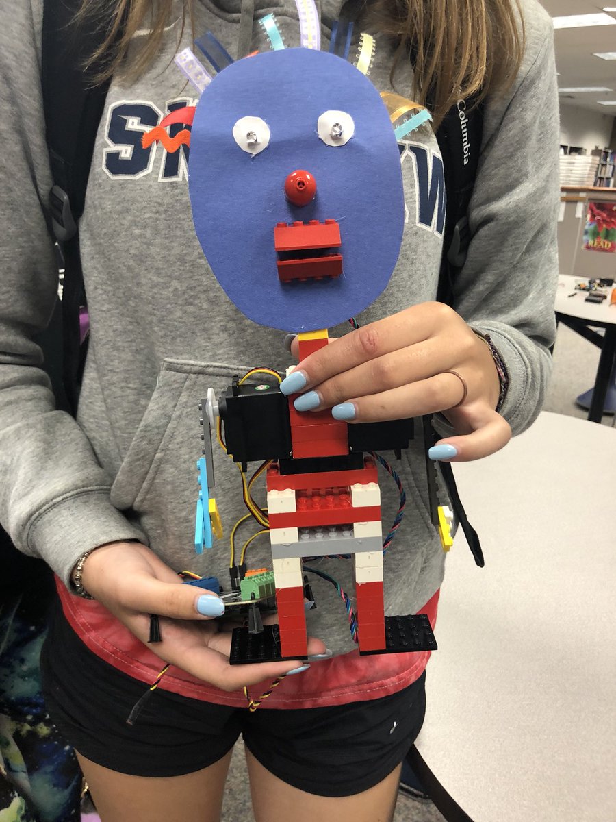 TraciChun's tweet image. Building @birdbraintech Hummingbird robots with AP Psych students this week. Ready to see a robot respond to a phobia? Stay tuned!! #shswelearn #weLearnVPS