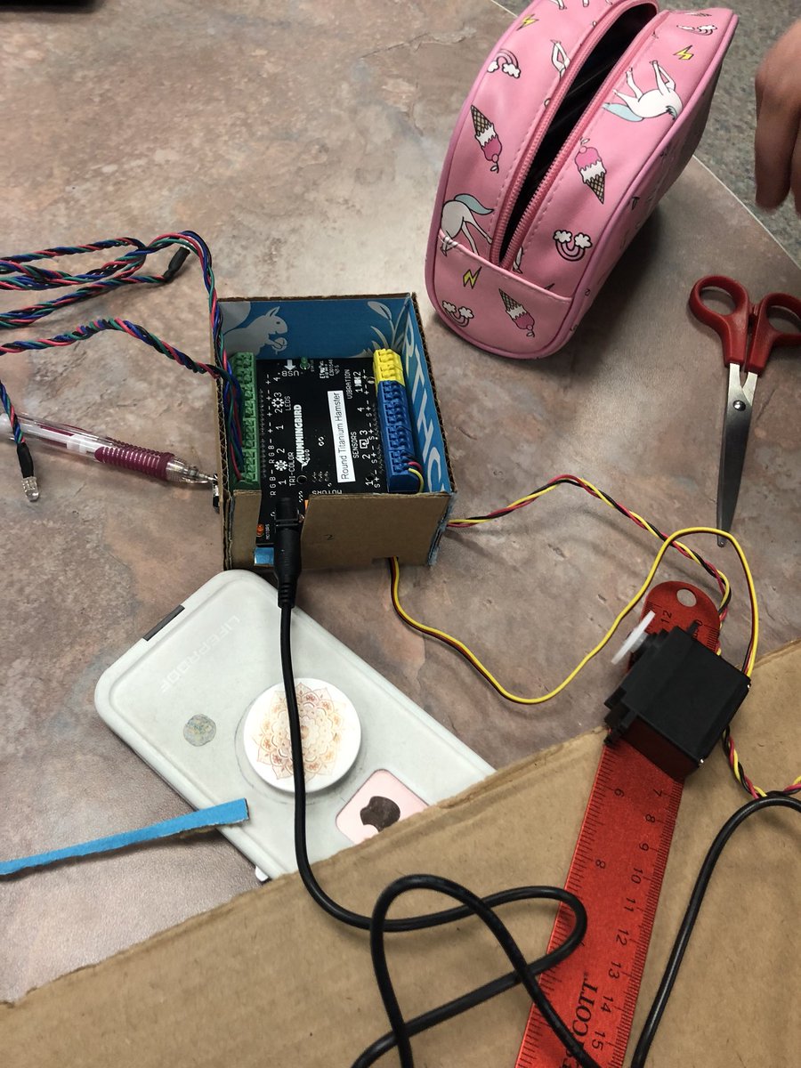 TraciChun's tweet image. Building @birdbraintech Hummingbird robots with AP Psych students this week. Ready to see a robot respond to a phobia? Stay tuned!! #shswelearn #weLearnVPS