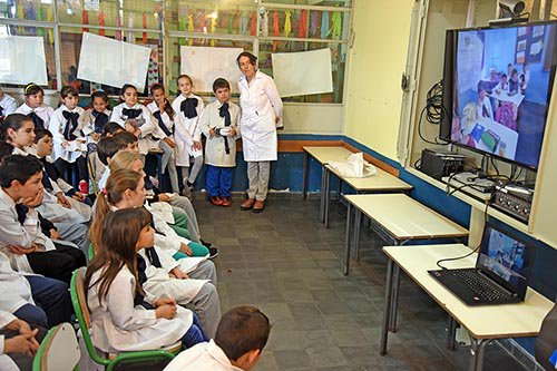 MIEM_Uruguay's tweet photo. Convenio interinstitucional entre @MIEM_Uruguay, @ANEP_Uruguay la #StarTAU de @TelAvivUni y #DUCOEnterpriseSystemsDesign avanza en escuelas de Canelones con foco puesto en fomentar la cultura emprendedora https://t.co/ARUXyLORWP https://t.co/EnuNuFUzTC