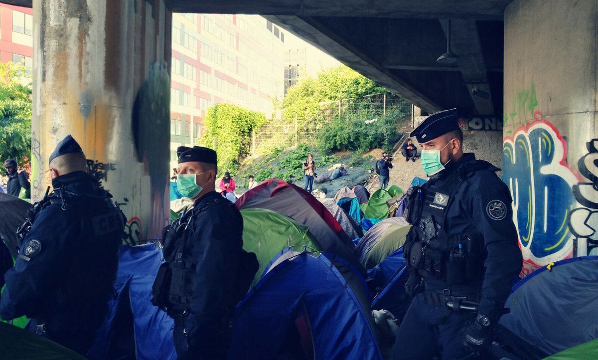 JoPourquoipas's tweet photo. @Portes_Thomas @gerardcollomb @gerardcollomb en dit rien. Il est en train de dire au Sénat que les #migrants font du benchmarking entre législations nationales avant de migrer. Pour rappel ce matin c'était le démantÚlement du camp du #millénaire 1500 personnes dans une pauvreté crasse #expulsetoncollomb https://t.co/P8xsbIgAiq