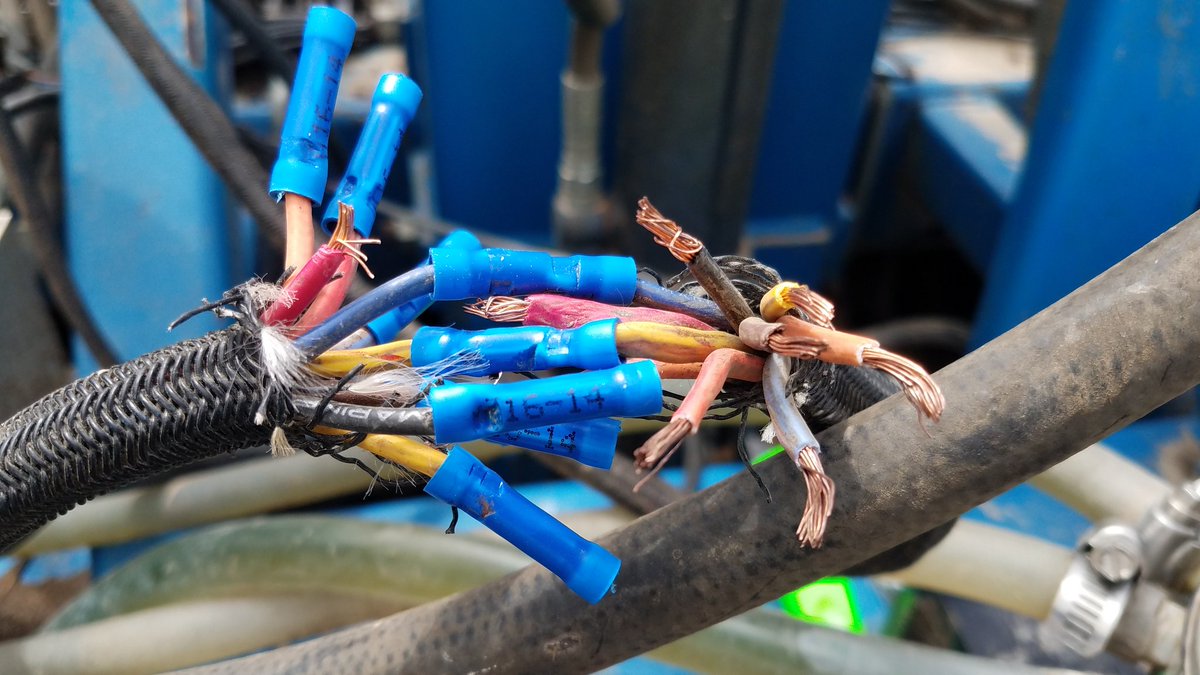 hort4cy's tweet image. Don't judge me by my absence of electrician skills. #makingdo