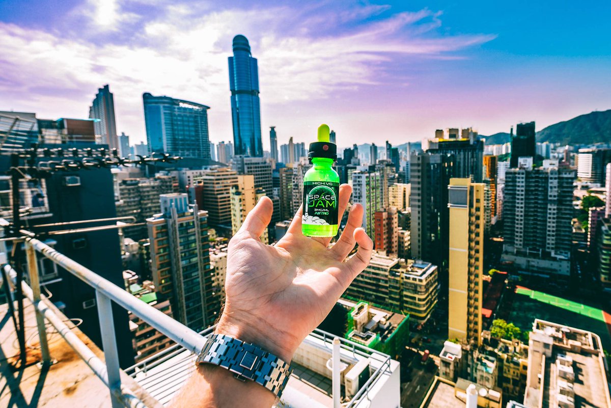 🌇 We’ve got this week in the palm of our hands... and Astro too. #wednesdaygrind #spacejamjuice