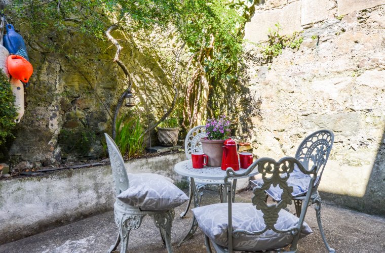 originalcotts's tweet photo. A beautiful cottage nestled in the quaint seaside town of Beaumaris, The Nook is a delightful retreat on the Welsh Isle of Anglesey, and our #CottageOfTheWeek. Cosy, coast-inspired and canine-friendly. Find out more about this relaxing den in Wales today. https://t.co/Ke0HesbFDt https://t.co/UQ4wnjkQCc
