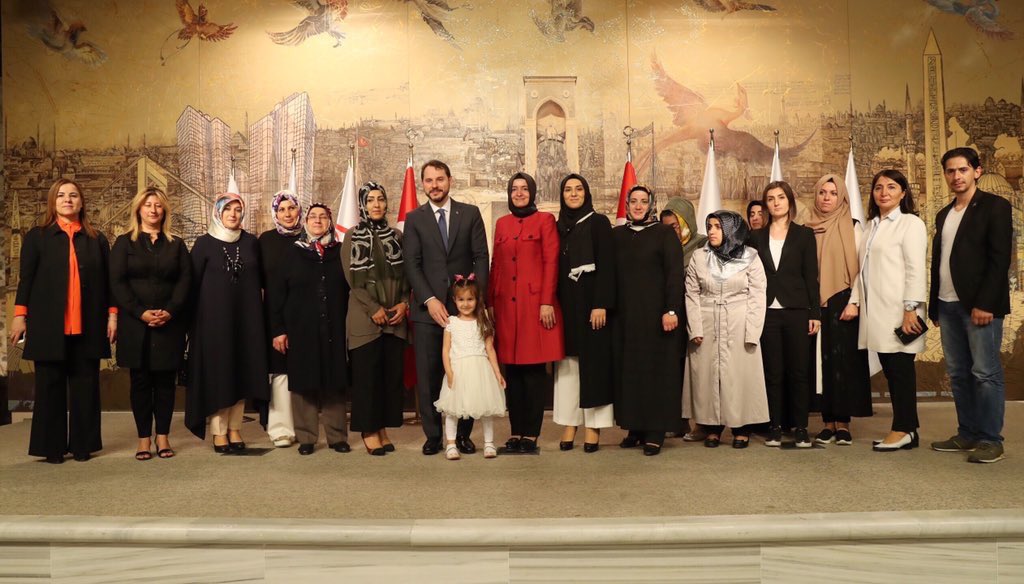 Bakanımız <a href="/drbetulsayan/">Dr.Betül Sayan Kaya 🇹🇷</a> Enerji ve Tabii Kaynaklar Bakanlığı çalışanlarının, şehit yakınları ve gazilerimiz için topladığı yardımları, Sn.Bakanımız Berat Albayrak'tan teslim aldı.