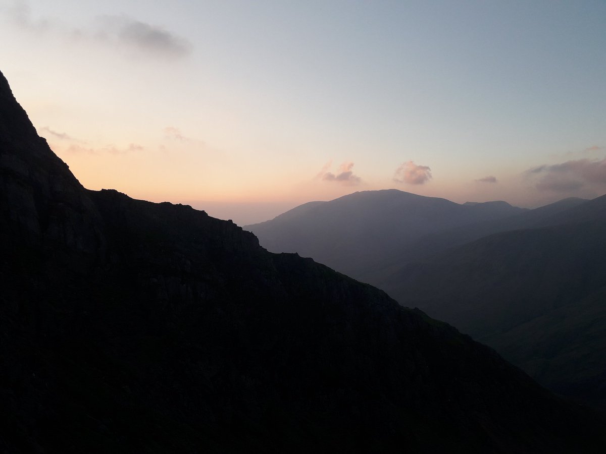 alexanderrclay's tweet photo. We got our groove on after work last night... 'The Grooves' (E1, 5b) on Cyrn las was bone dry... epic! Well good evening @petermherd @the_AMI #broad #cragging #cyrnlas #bonedry #afterworkhit #climbing https://t.co/Ia2choXSdB