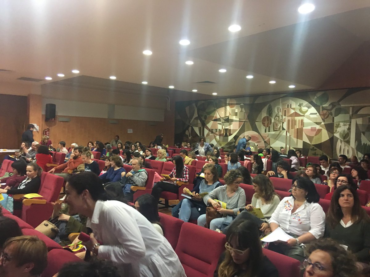 educarioja's tweet photo. Laura Fuente @micaferin inicia su comunicación.  CRA Las Cuatro Villas, colegio de San Román de Cameros.
#p��blicoentregado #profesmolones #desingforchange https://t.co/RxnbShNzTR