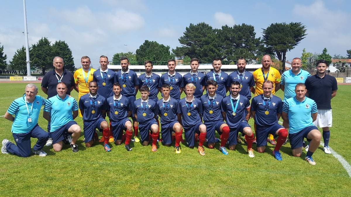 PompiersFR's tweet photo. #WCSG2018 🚒⚽️L'équipe de France de #football sapeurs-#pompiers est CHAMPIONNE DU MONDE !! Bravo ! 👍🏻
En espérant que nos sportifs @PompiersFR inspirent l'@equipedefrance pour la #CM2018 @fifaworldcup_fr à venir !
🇫🇷 #AllezLesBleus (les rouges 👨🚒 vous encouragent 😉) https://t.co/GtqqYxE8KW