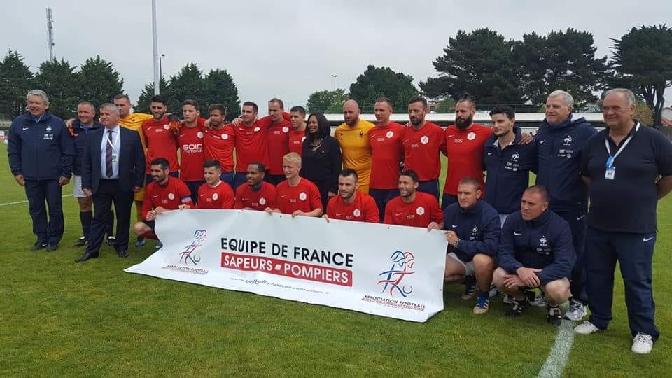 PompiersFR's tweet photo. #WCSG2018 🚒⚽️L'équipe de France de #football sapeurs-#pompiers est CHAMPIONNE DU MONDE !! Bravo ! 👍🏻
En espérant que nos sportifs @PompiersFR inspirent l'@equipedefrance pour la #CM2018 @fifaworldcup_fr à venir !
🇫🇷 #AllezLesBleus (les rouges 👨🚒 vous encouragent 😉) https://t.co/GtqqYxE8KW