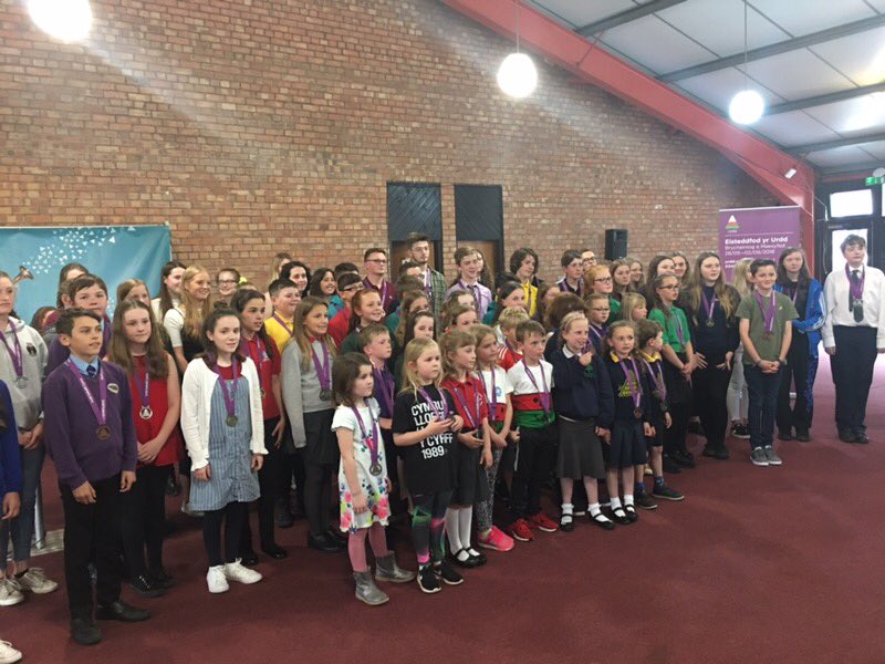 YsgolLlanhari's tweet photo. Llongyfarchiadau i Mali ac Elis am ennill gwobrau yng nghystadlaethau sgriptio yr Eisteddfod. Congratulations to Elis and Mali on receiving their medals for their achievements in the Drama competitons. Well done! #balch #talent https://t.co/9sy9GB1fwU