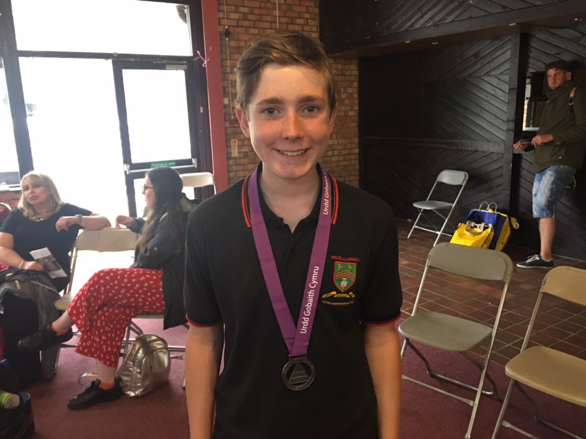 YsgolLlanhari's tweet photo. Llongyfarchiadau i Mali ac Elis am ennill gwobrau yng nghystadlaethau sgriptio yr Eisteddfod. Congratulations to Elis and Mali on receiving their medals for their achievements in the Drama competitons. Well done! #balch #talent https://t.co/9sy9GB1fwU